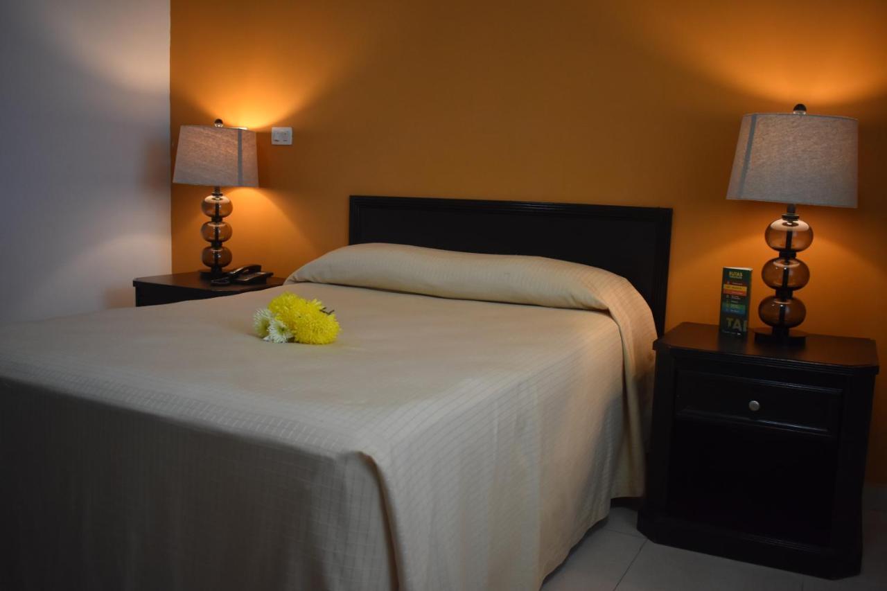 Hotel Miraflores Виляермоса Екстериор снимка