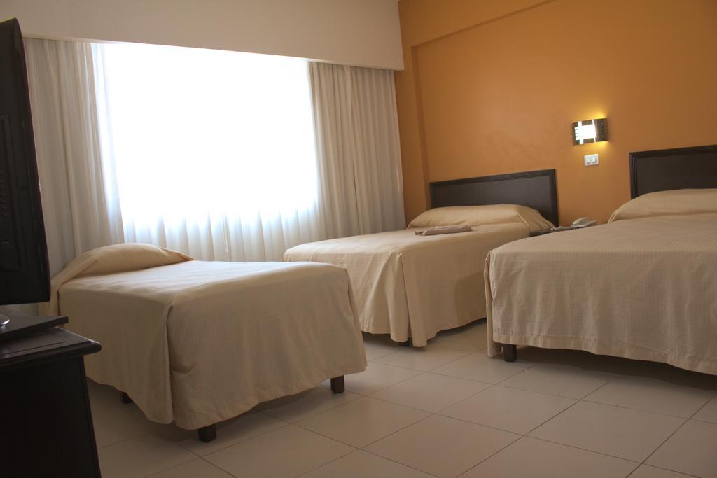 Hotel Miraflores Виляермоса Екстериор снимка
